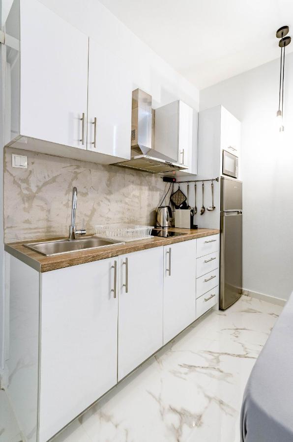 Lux Studio 11 With Yard In The Heart Of Athens Apartment Bagian luar foto